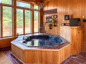 Newly updated, Hot Tub, Fire Pit - Image 5