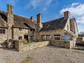 Elizabethan Manor at gateway to the Brecon Beacons - Image 2