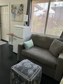 Comfortable one bedroom with adjoining living room - Image 2