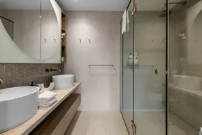 Deluxe Sanctuary with Amazing Views and 2 Parking Spaces - Image 4