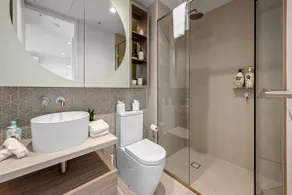 Deluxe Sanctuary with Amazing Views and 2 Parking Spaces - Image 5