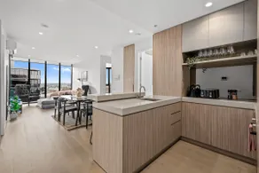 Deluxe Sanctuary with Amazing Views and 2 Parking Spaces - Image 3
