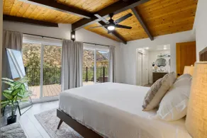 Hilltop retreat with panoramic views & hot tub - Image 5
