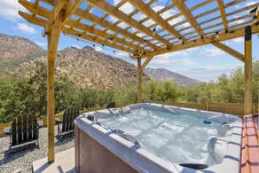 Hilltop retreat with panoramic views & hot tub - Image 2