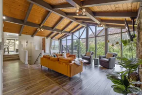Hilltop retreat with panoramic views & hot tub - Image 4