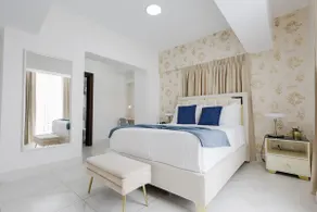 Stylish, City Center Condo, Fast Wi-Fi, Full AC... - Image 4