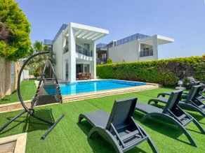 Luxury villa with private pool - Image 3