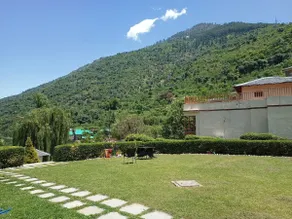Two Bedroom Apartment, parking ,pristine snow view - Image 5