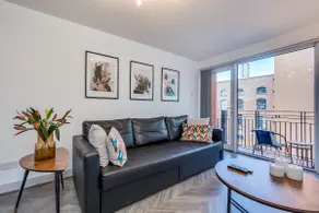 Stylish Belfast City Centre 2 Bedroom Apt Free Parking - Image 4