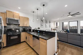 Urban Farm Stay w/ Skyline Views + Free Parking - Image 5