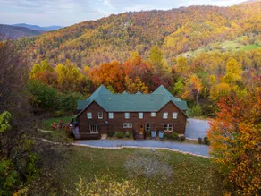Mountain Retreat: 4BR Suites, Views! Park Hiking! - Image 2