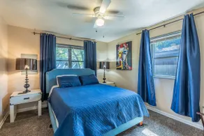 Spacious Home - Pet Friendly with Fenced Backyard - Image 5