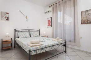 Cosy Summer Studio by the Sea on Semi Basement Level - Image 2