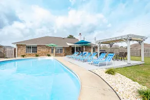 Spacious Private Pool Home Near Beaches & shopping - Image 2