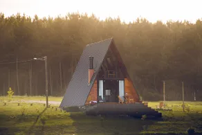 Chalet with hot tub and lake view - Image 3