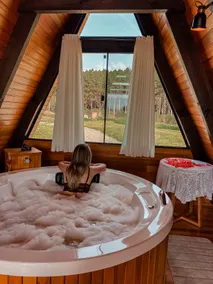 Chalet with hot tub and lake view - Image 5
