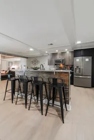Immaculate 1-bedroom place with free parking. - Image 3