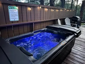 *New Modernized small Cabin+Hot-tub+Fenced Yard!AC - Image 2
