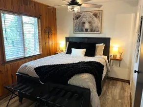*New Modernized small Cabin+Hot-tub+Fenced Yard!AC - Image 2