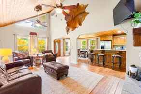 Relaxing 4-Bedroom Cottage on Smith Lake - Image 4