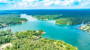 Relaxing 4-Bedroom Cottage on Smith Lake - Image 3