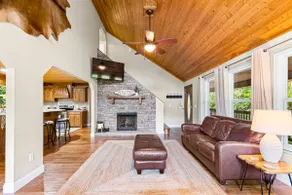 Relaxing 4-Bedroom Cottage on Smith Lake - Image 5