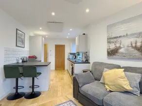Pristine Modern Apartment: Central, Quiet Location - Image 3