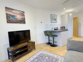 Pristine Modern Apartment: Central, Quiet Location - Image 4