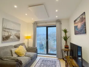 Pristine Modern Apartment: Central, Quiet Location - Image 2