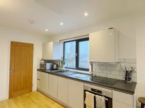 Pristine Modern Apartment: Central, Quiet Location - Image 5