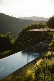Award-winning design with panoramic pool - Image 2