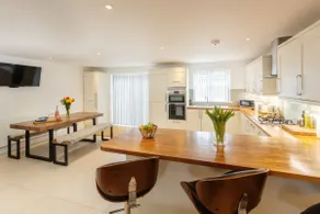 Luxe Detached 3 Bed Luxe House on Exclusive Private Estate Close to Coast Free Hot Tub Sleeps 6 Private Parking for 2 Cars - Image 5