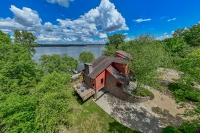 Luxury waterfront oasis with hot tub - Image 4