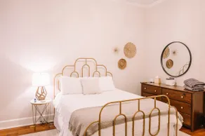 Insta-worthy 2Bd/1Ba Apt Steps from Downtown! - Image 4