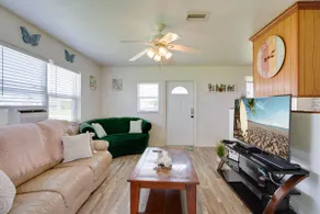 Pet-Friendly Home Fenced Yard Near Beach & Shops - Image 5