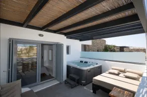Apartment with pool view & private hot tub - Image 2
