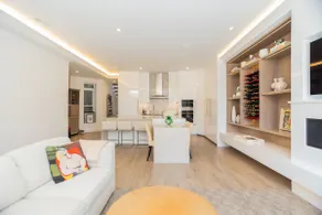 Luxury 2-story 2-bedroom 3-bath Lincoln Park Apt - Image 5