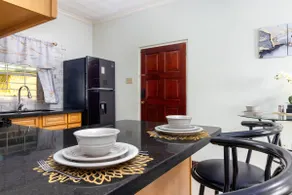 Cozy upscale apartment centrally located in Kingston 6 - Image 5