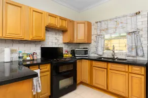 Cozy upscale apartment centrally located in Kingston 6 - Image 4