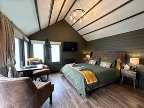 The Cabin Near Stansted Airport - Image 2