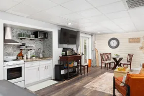 Lovely Lower Level 2 Bedroom Suite - Dog Friendly - Image 5