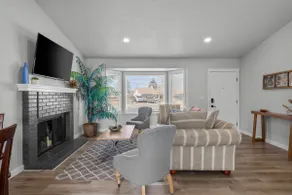 Cheerful 4-bedroom home with outdoor living space - Image 2