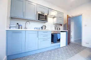 2 bed apartment, central, free dedicated parking - Image 3