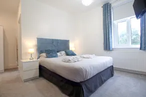 2 bed apartment, central, free dedicated parking - Image 5