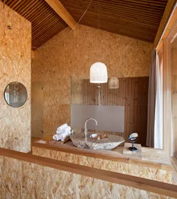 Cabin with estuary views and a Jacuzzi - Image 5