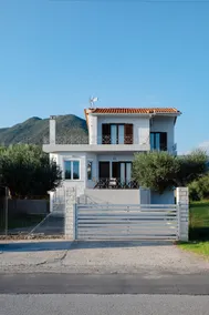 Nafpaktos Shingle Villa - Image 3