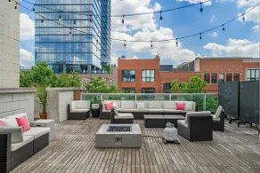 3BD Upscale West Loop Condo on Lake St-Two Decks! - Image 3