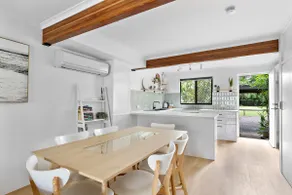 Stylish Townhouse, private courtyard walk to beach - Image 3