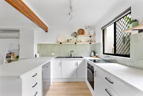Stylish Townhouse, private courtyard walk to beach - Image 4