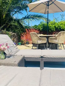 Little Trevio - seaside haven with parking and sea views - Image 3